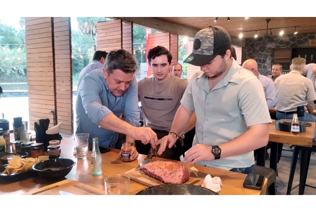 KW Parrilleros | Fuerza en la ruta, sabor en la parrilla